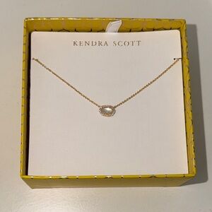 Kendra Scott Gold Pendant Necklace
Flexible with prices just give an offer!